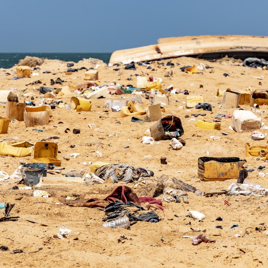 Littoral mauritanien couvert de bidons et de déchets plastiques