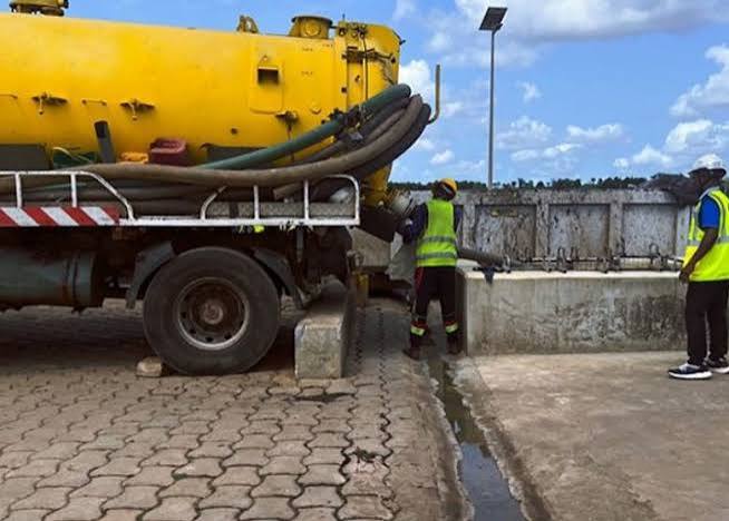 Camion de vidange en opération sur un site de dépotage à Nouakchott